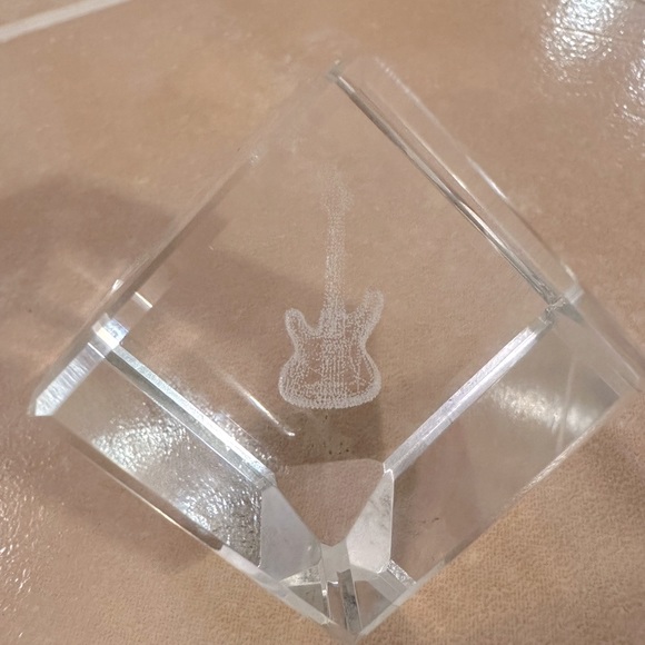 Vintage Guitar Etched Glass Paper weight - Picture 2 of 11